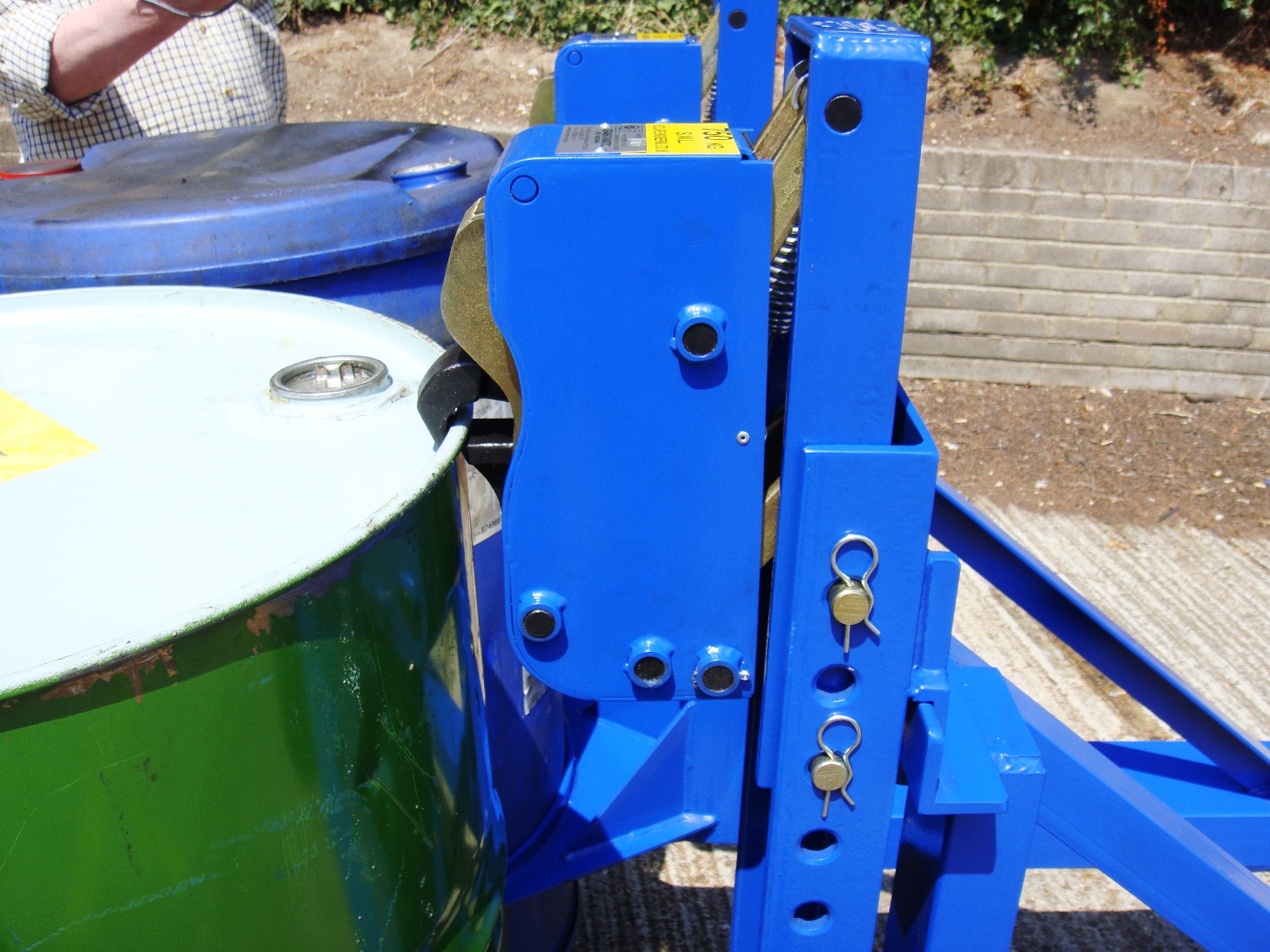 Drum handling for honey producers