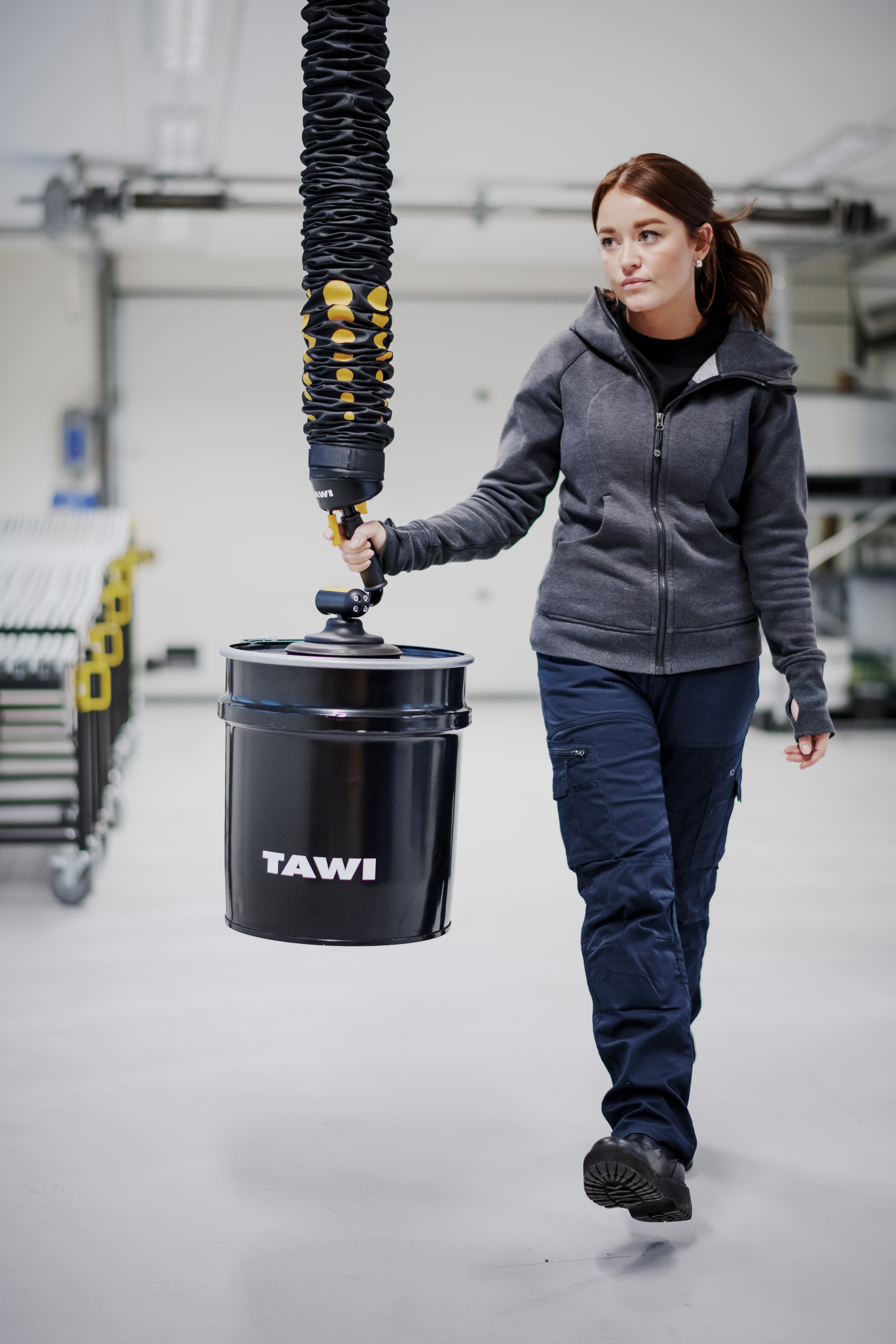 lifting drums with a high-frequency vacuum lifter