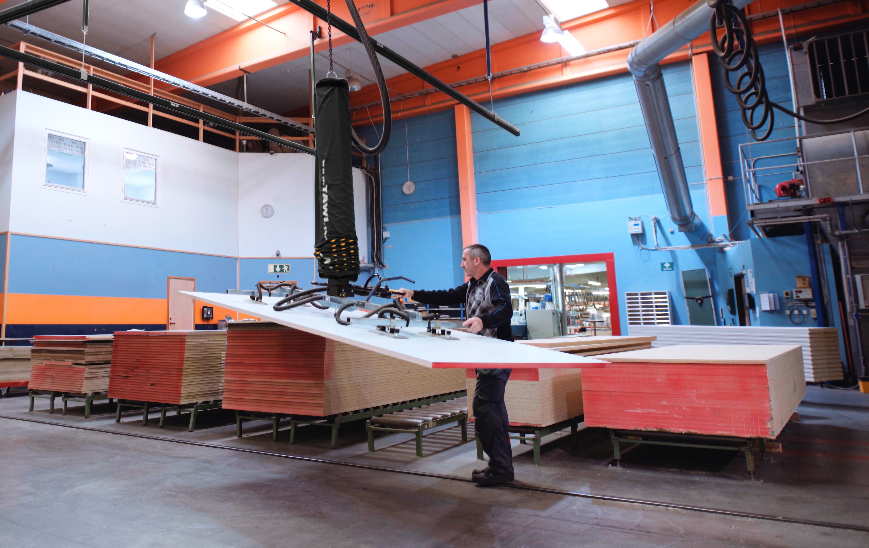 worker lifting panel using vacuum lifting equipment, tawi uk piab group