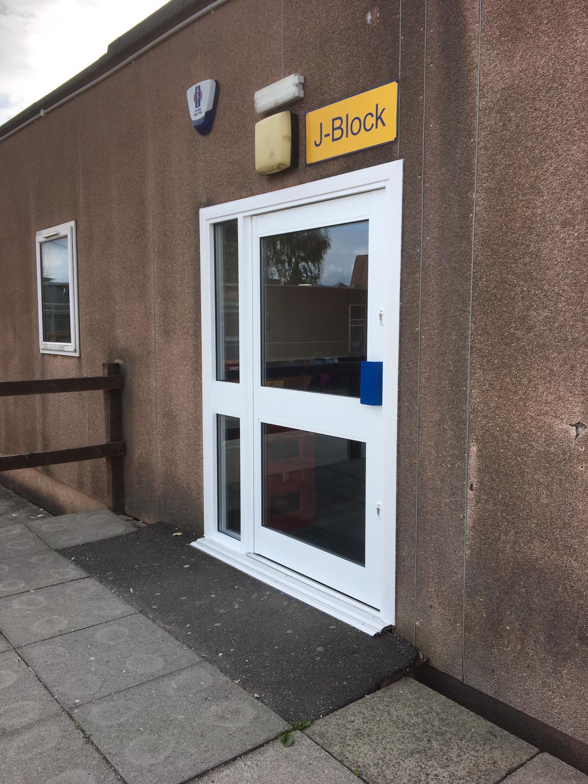 Single swing aluminium door