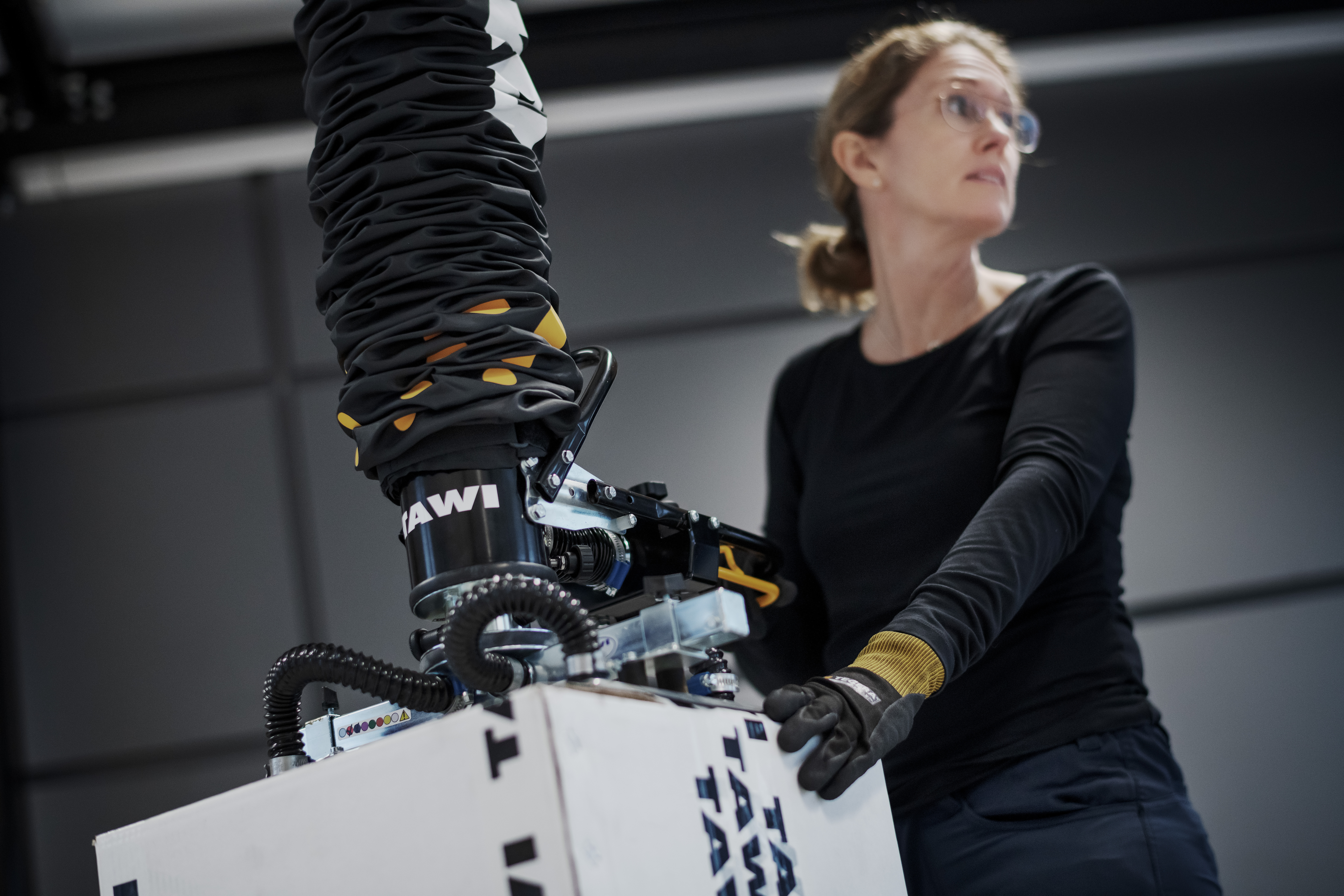 multi-functional vacuum lifter with customisable suction tools