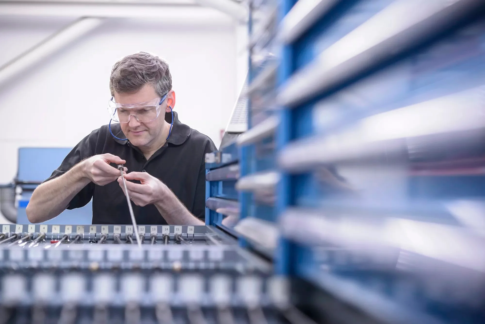 Boosting Efficiency: 4 Ways Advanced CNC Gundrilling Techniques Reduce Costs