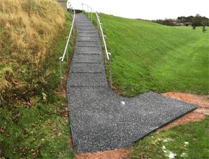 Trailflex improves grip for steep golf club path