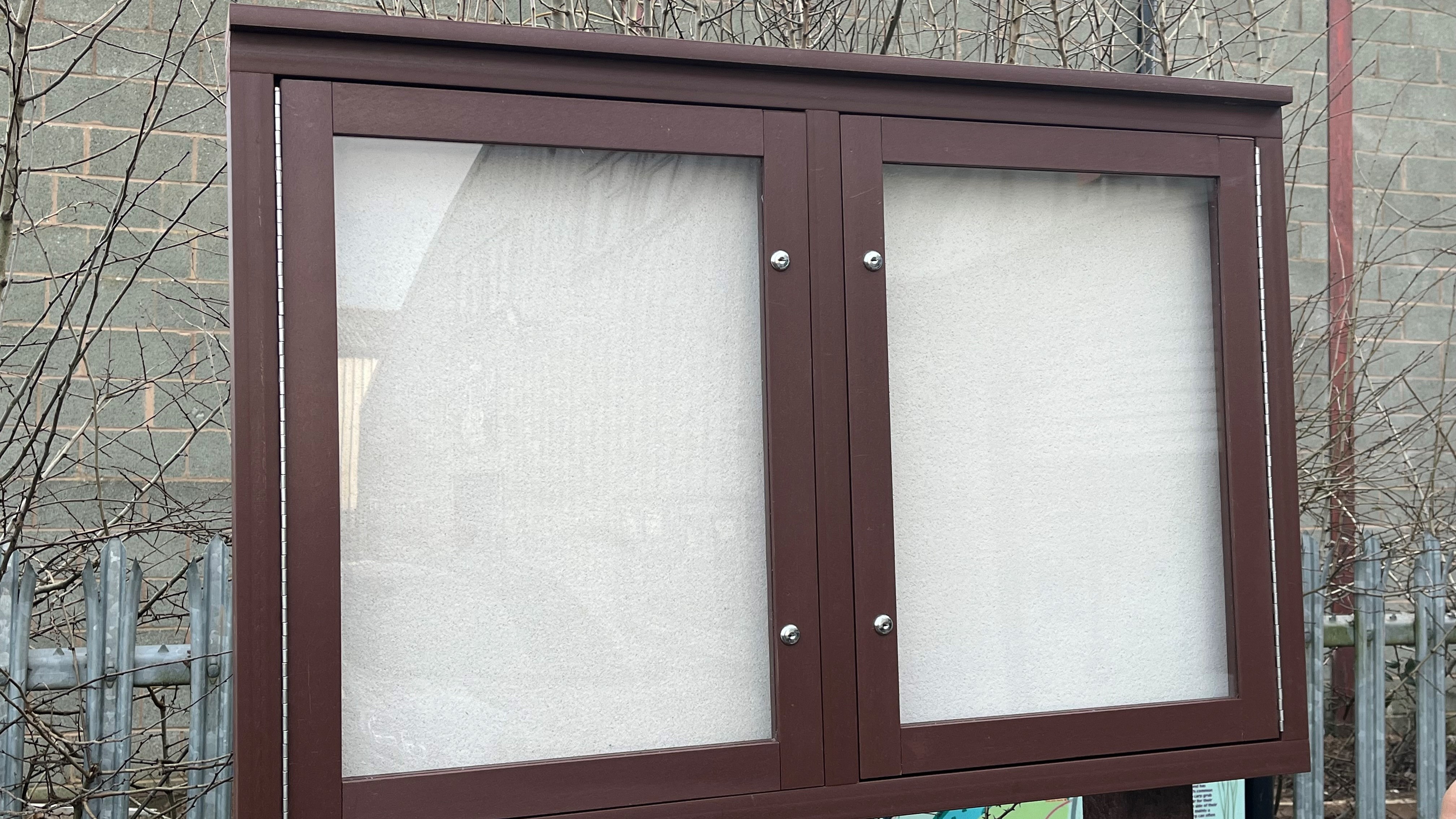 Twin door, lockable notice board or display case produced in recycled plastic. Polycarbonate glazing and cork self healing pinboard.