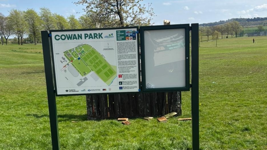 A welcome to a park map and information panel together with an integral & lockable notice board, produced in powder coated aluminium.  Shelley Signs.