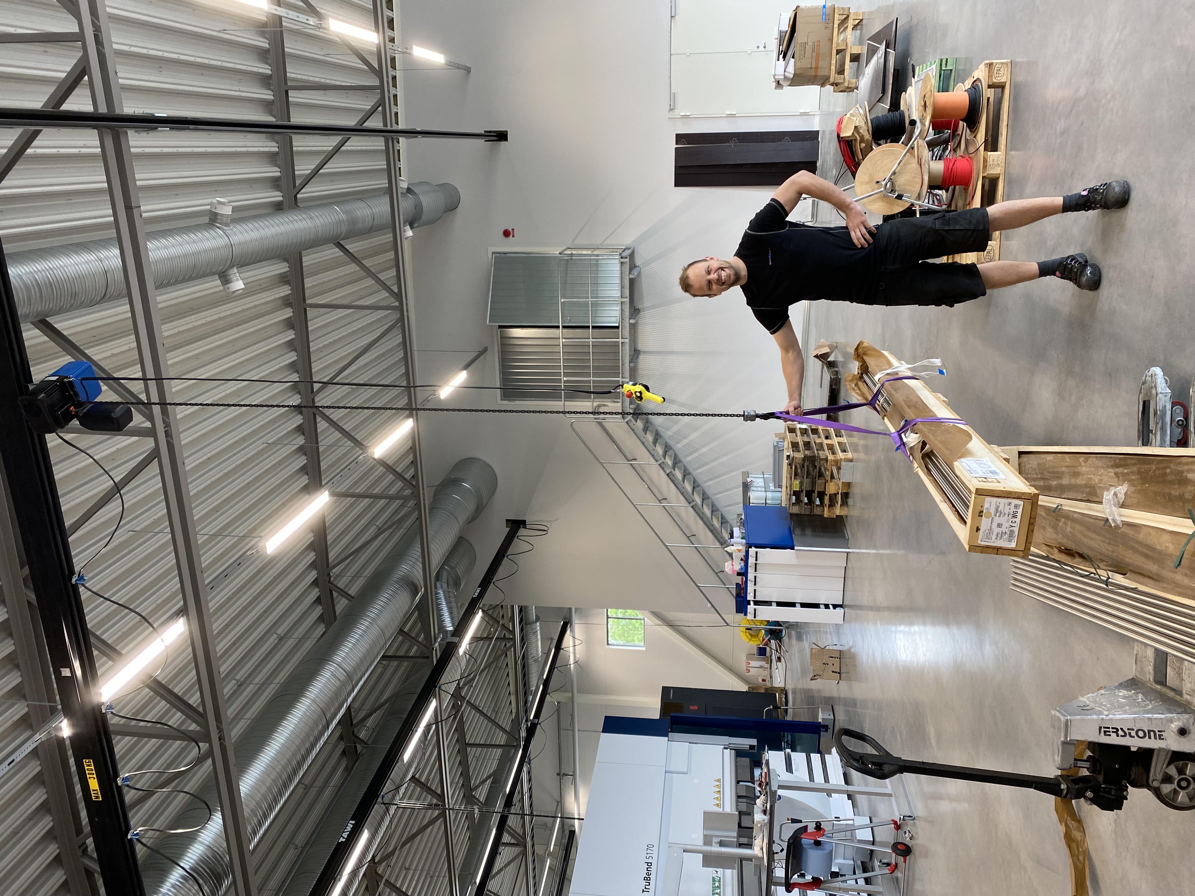 lifting metal rods with wire hoist