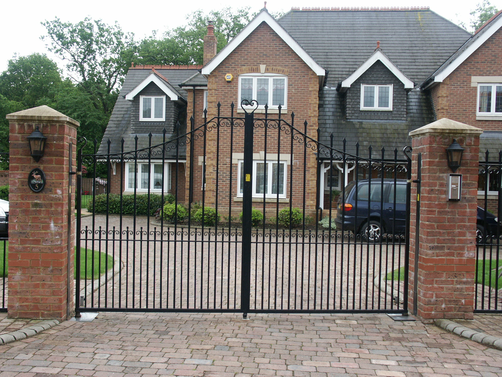 Clarendon Bow Metal Gate