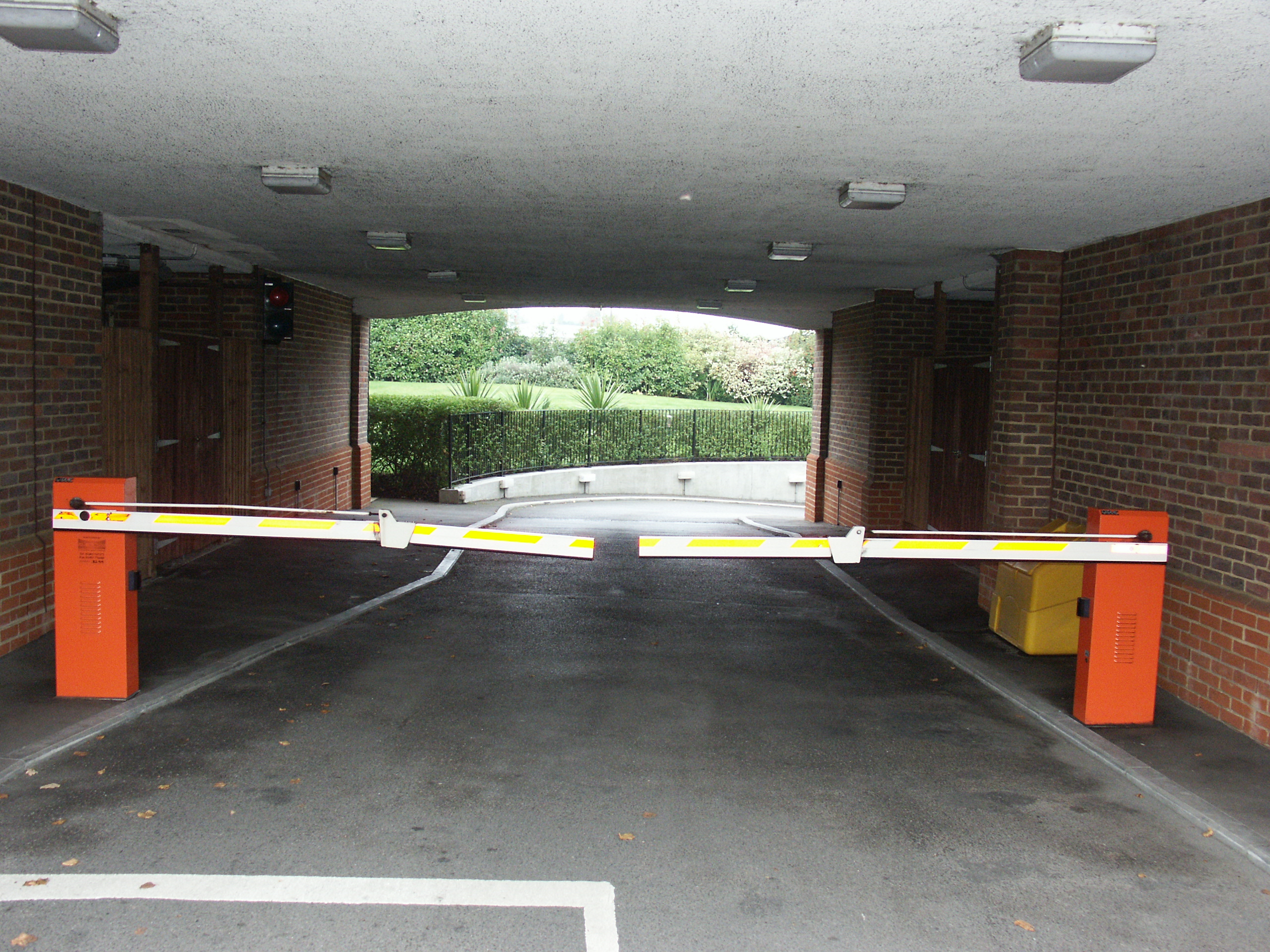 Articulated pair barrier