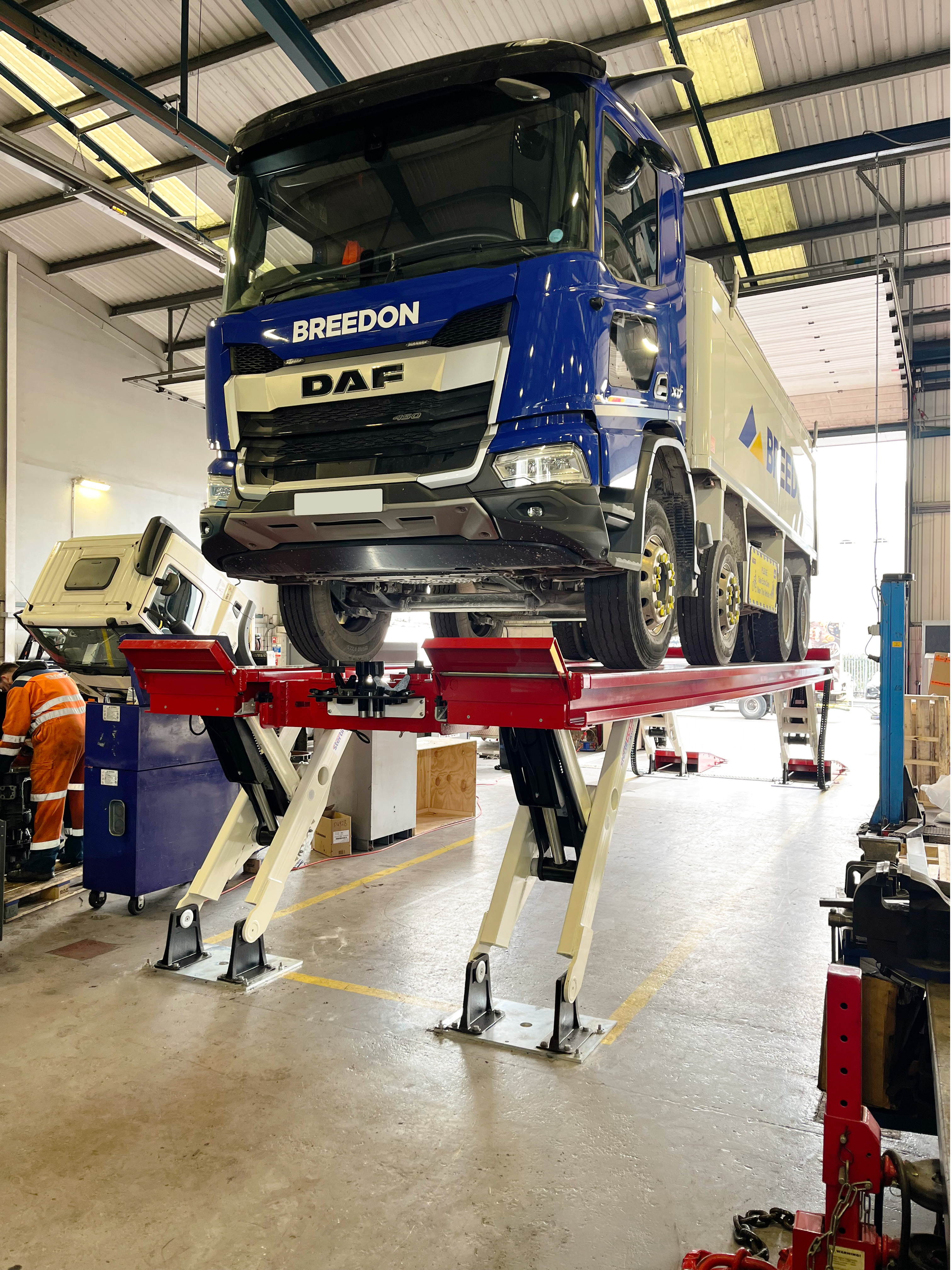 Motus commercials choose Stertil-Koni skylift for Bristol workshop upgrade